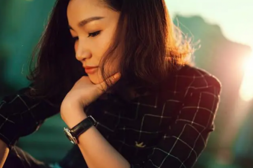 赞美气质女人句子(赞扬优雅女性魅力)